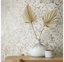 Papier peint à motifs, vase et décoration sur une table