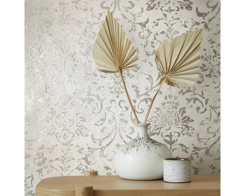 Papier peint à motifs, vase et décoration sur une table