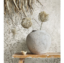 Papier peint décoratif à motifs floraux, vase et fleurs séchées sur une table en bois