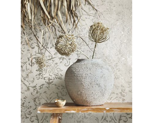 Papier peint décoratif à motifs floraux, vase et fleurs séchées sur une table en bois