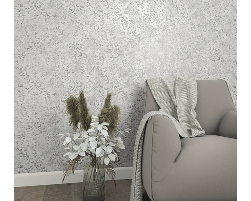 Intérieur avec papier peint à motifs, fauteuil et vase de fleurs