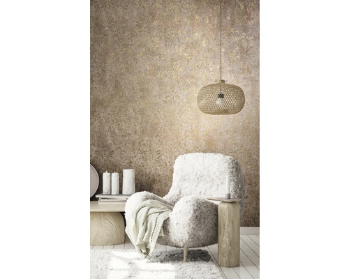 Dekoratives Wohnzimmer mit Sessel, Beistelltisch, Pendelleuchte und gemusterter Tapete für eine gemütliche Atmosphäre