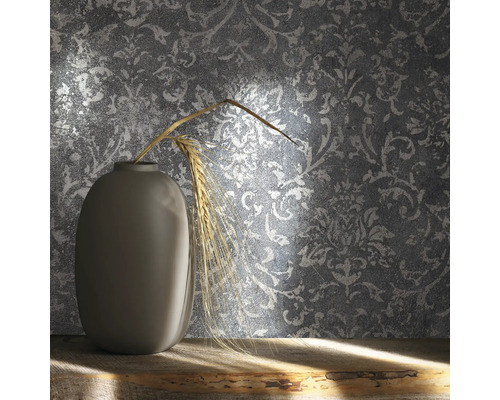 Papier peint à motif floral, vase et épi de blé sur une table en bois