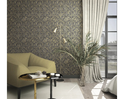 Salon avec papier peint à motifs, fauteuil, lampadaire et plante d''intérieur