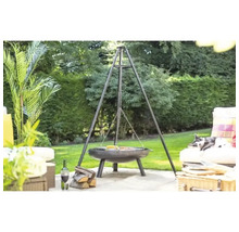 Dreibein-Grillstelle im Garten mit Holz und Wein