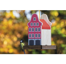 Vogelhaus im Stil eines Hauses mit Futterschale und Meise