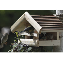 Maison pour oiseaux en bois avec des oiseaux