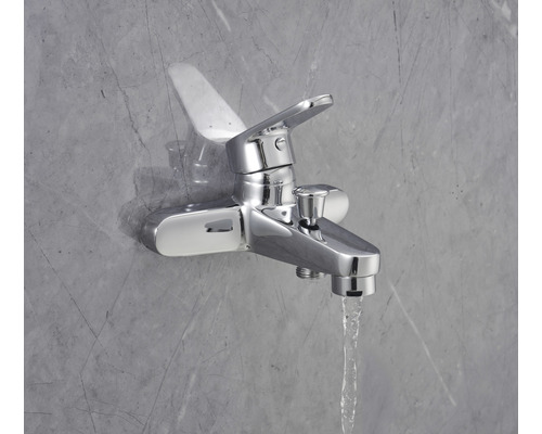 Mitigeur de bain chromé avec eau courante