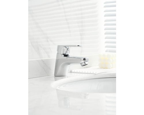 Mitigeur de lavabo chromé sur un lavabo