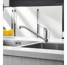 Robinet de cuisine en métal sur évier