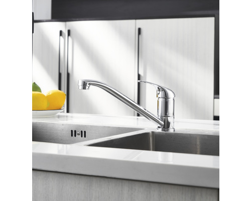 Robinet de cuisine en métal sur évier