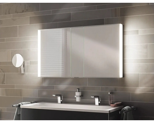 Salle de bain avec armoire de toilette incluant un éclairage au-dessus d''un lavabo