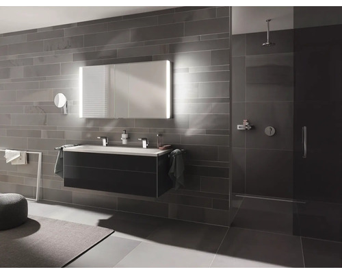 Modernes Badezimmer mit Waschtisch, Spiegelschrank und Dusche