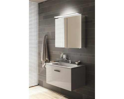 Salle de bain avec meuble-lavabo, armoire de toilette et serviette