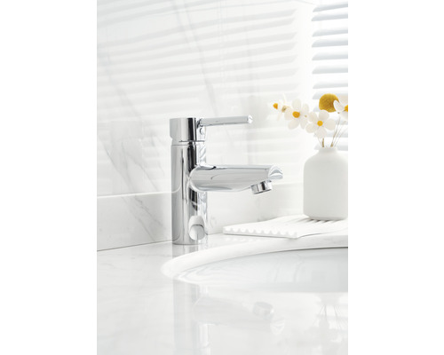 Mitigeur de lavabo brillant dans la salle de bain