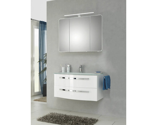 Modernes Badezimmer mit Waschtisch, Spiegelschrank und passender Beleuchtung für eine helle und funktionale Atmosphäre.