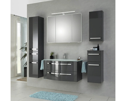 Modernes Badezimmer-Set mit Waschtisch, Spiegelschrank und Hochschränken in einem hellen Raum