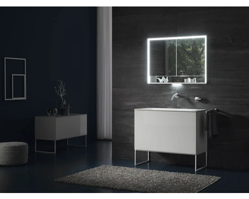 Salle de bains moderne avec meuble sous-lavabo, armoire de toilette éclairée et tapis