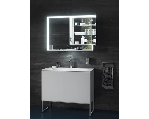 Salle de bain moderne avec meuble sous-lavabo, robinetterie, porte-serviettes et armoire de toilette éclairée