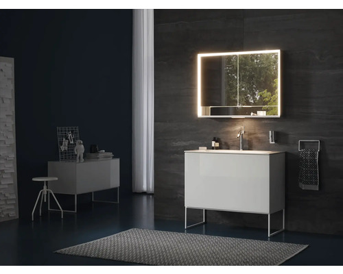 Salle de bain avec meuble sous-lavabo, armoire de toilette éclairée et commode pour une ambiance lumineuse et organisée