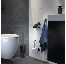 Équipement de salle de bains avec WC, porte-papier toilette, crochet pour serviette, brosse WC et distributeur de savon