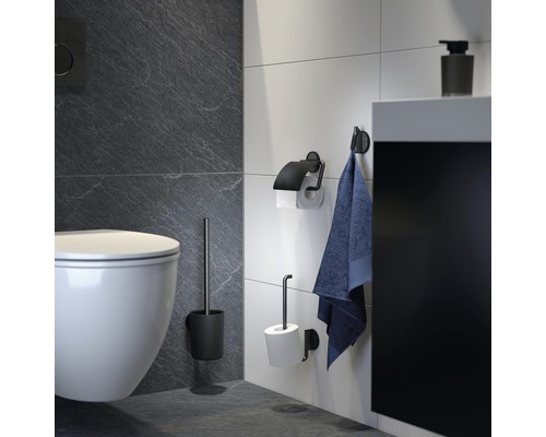 Équipement de salle de bains avec WC, porte-papier toilette, crochet pour serviette, brosse WC et distributeur de savon