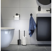 Salle de bains moderne avec toilettes, lavabo, serviette, porte-papier toilette et brosse de toilette