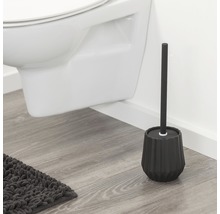 Schwarze WC-Bürste mit Halter neben Toilette