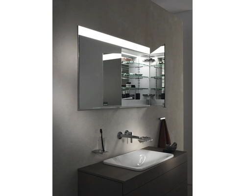 Modernes Badezimmer mit Spiegelschrank, Waschbecken und Armatur.