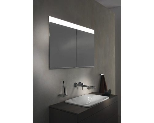 Modernes Badezimmer mit beleuchtetem Spiegelschrank, Waschbecken und Armatur