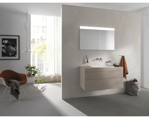 Helles Badezimmer mit Waschtischunterschrank, Spiegelschrank und Sitzgelegenheit