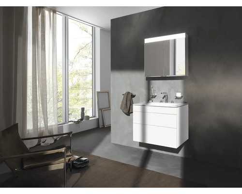 Salle de bain moderne avec meuble sous-lavabo, armoire de toilette et fenêtre.