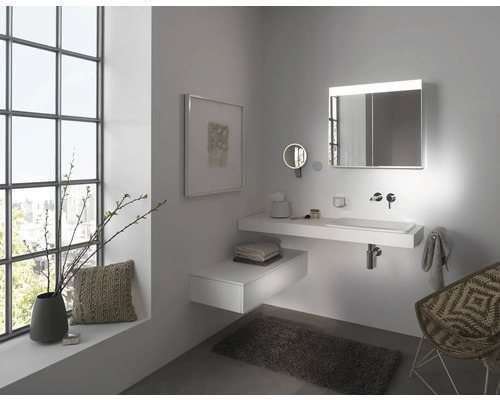 Salle de bain lumineuse avec lavabo, miroir, fenêtre et décorations pour une ambiance conviviale.