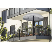 Balkon mit Sonnenschirm und verschiedenen Pflanzen in Töpfen.