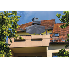 Balkon mit Sonnenschirm am Wohnhaus