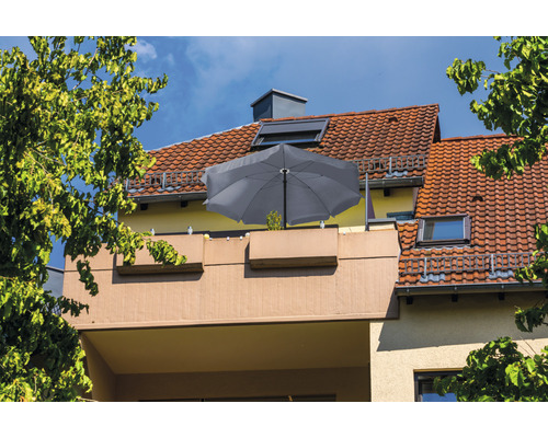 Balcon avec parasol sur immeuble d''habitation