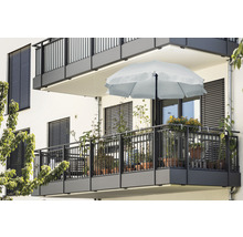 Scène de balcon avec parasol et plantes