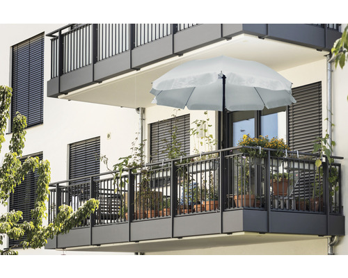 Scène de balcon avec parasol et plantes
