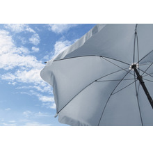 Parasol ouvert sur ciel bleu