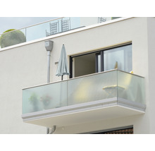 Vue extérieure d''un balcon avec balustrade en verre et parasol