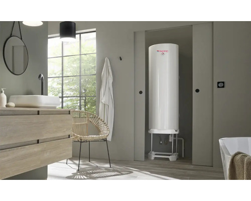 Salle de bains avec lavabo, miroir, chauffe-eau et chaise