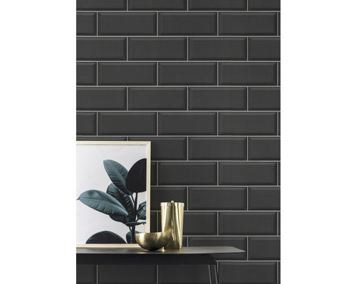 Décoration murale avec des carreaux noirs rectangulaires de style métro