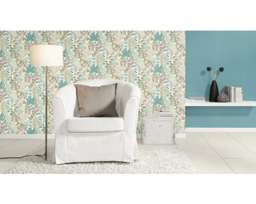 Papier peint décoratif avec motif floral, fauteuil et lampadaire dans un intérieur.