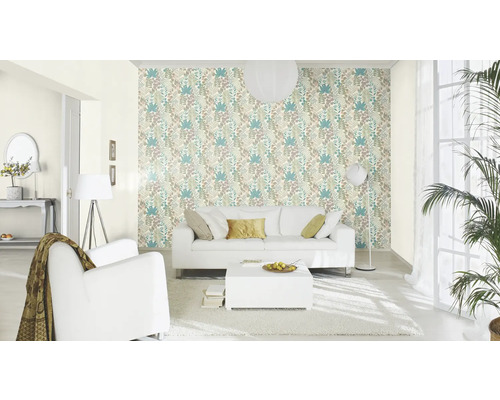 Salon lumineux avec papier peint à motifs floraux, canapé et fauteuil