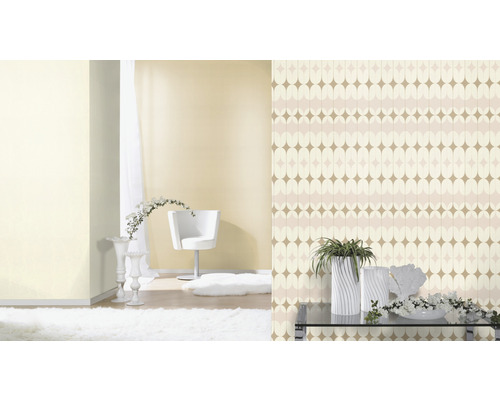 Séjour avec papier peint à motifs, fauteuil, tapis et décoration