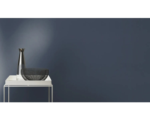 Dekoration mit Vase und Schale auf einem Beistelltisch