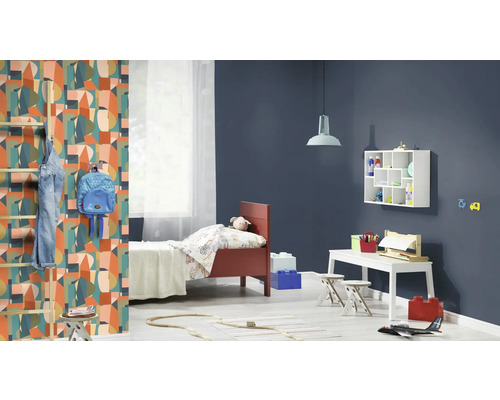 Kindergerechtes Zimmer mit Bett, Spielzeug und geometrischer Tapete