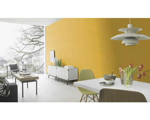 Salon lumineux avec mur jaune, buffet et table à manger.