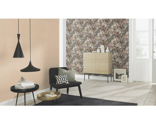 Wohnzimmer mit Blumentapete, Sideboard, Stuhl, Teppich und Pendelleuchten