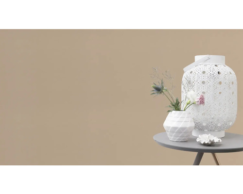 Dekorative Szene mit weisser Laterne, Vase und Blumen auf einem Tisch